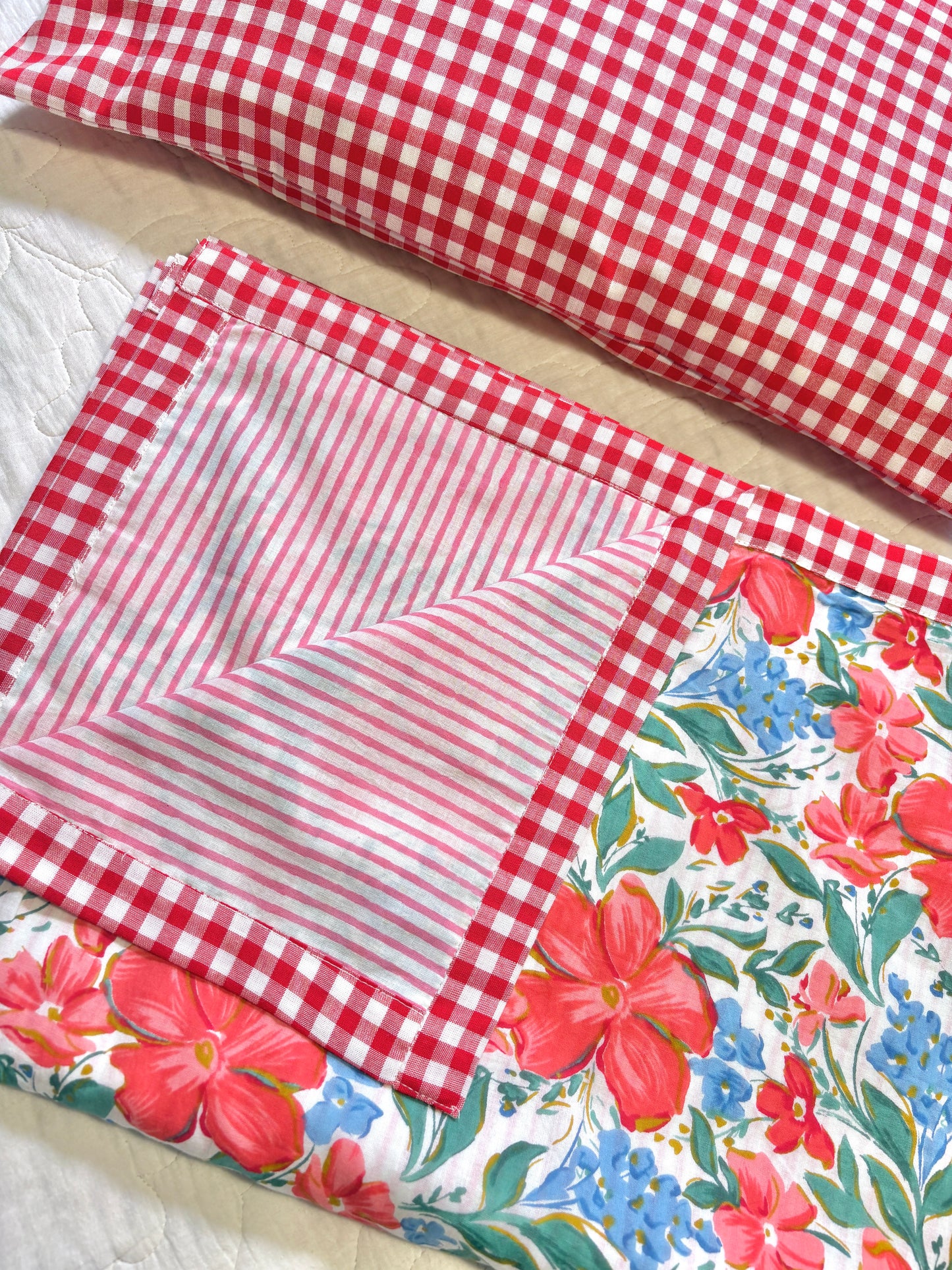 Hibiscus  Dohar and Pillow Set