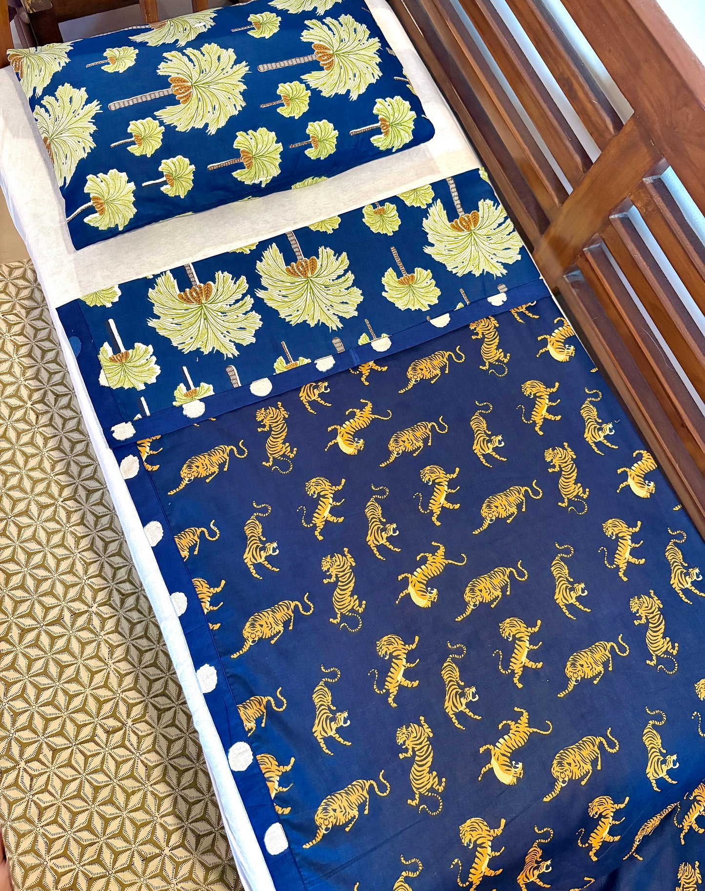 Tigers on Vacay  Dohar and Pillow Set